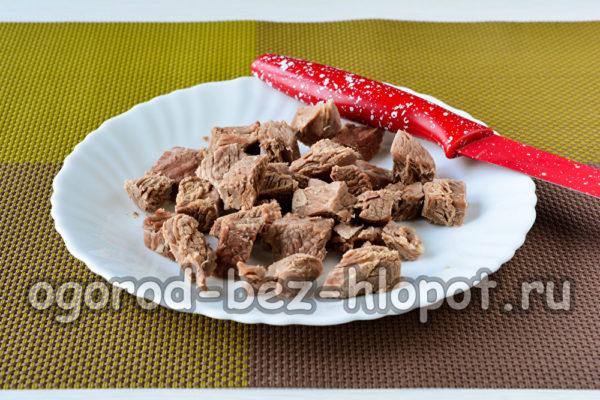 삶은 쇠고기를 자르다