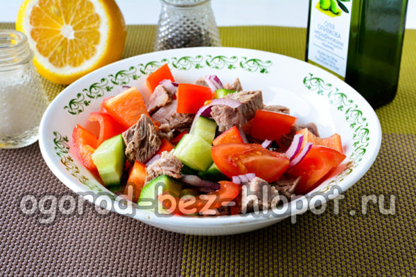 샐러드에 기름과 레몬즙을 뿌린다