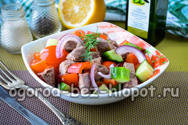 삶은 소고기와 피망 샐러드가 완성되었습니다