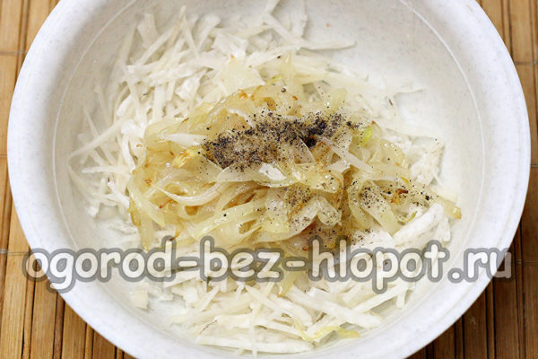 무에 양파를 넣고 후추로 간을 합니다.