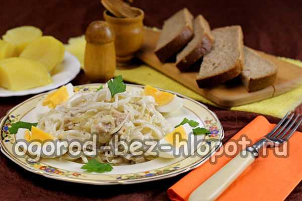 샐러드에 계란과 허브를 추가하세요