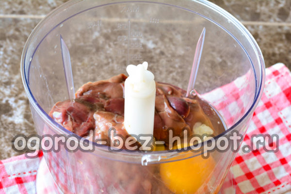 닭 간과 계란을 블렌더에 넣으세요