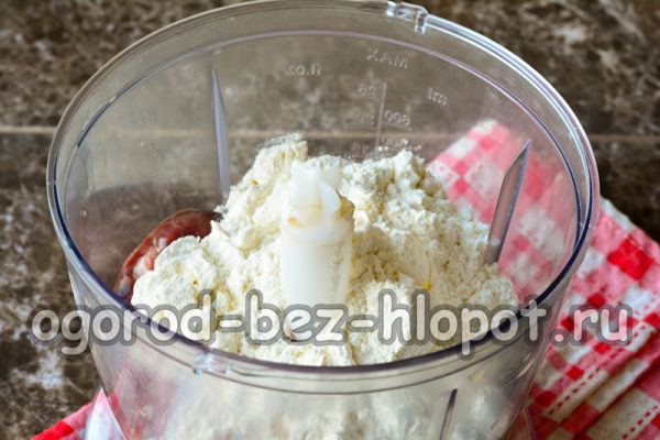 마요네즈와 밀가루를 첨가한다