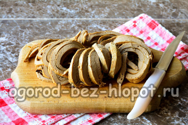 팬케이크를 조각조각 자르다