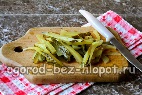 오이를 조각으로 자른다