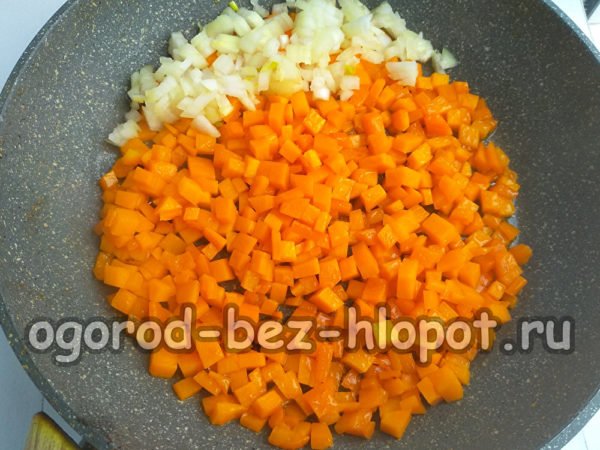 호박을 양파와 함께 볶다