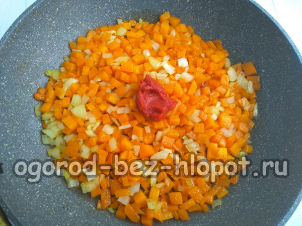 토마토 페이스트, 소금, 후추를 첨가합니다