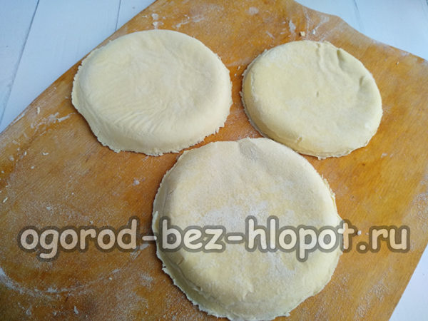 반죽에서 원을 잘라내다