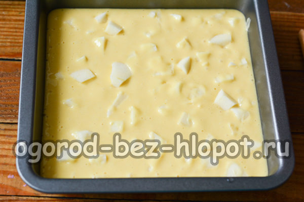 반죽을 팬에 붓고 사과를 넣으세요