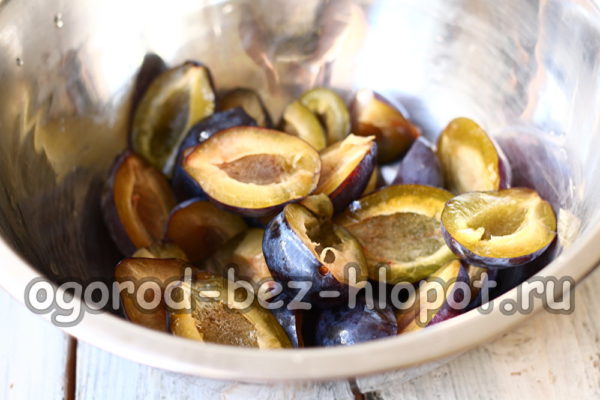 자두에 씨를 넣다