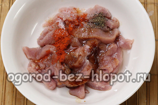 고기를 잘라서 재워두다