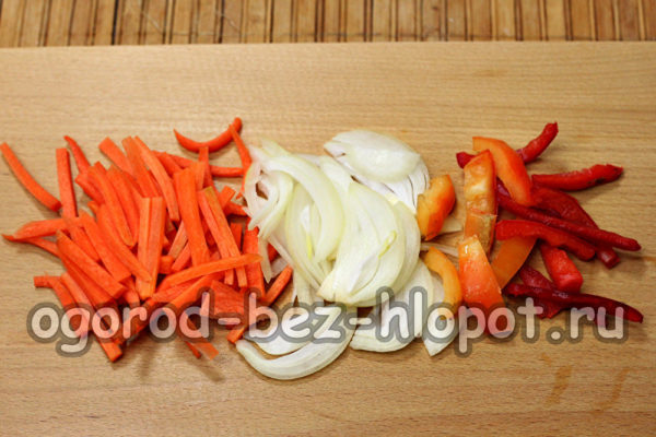 당근, 양파, 고추를 다진다