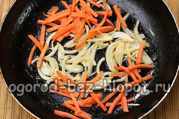 양파와 당근을 볶다