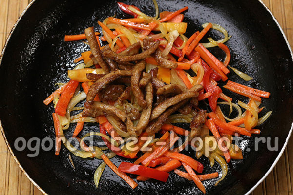 고기를 팬에 다시 넣으세요