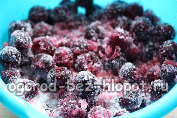 체리에 설탕을 뿌린다