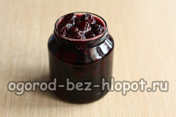 잼을 병에 담다