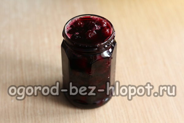 잼을 병에 담다