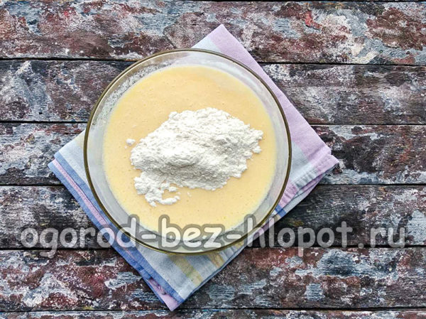 베이킹파우더와 밀가루를 첨가한다