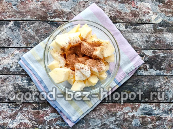 설탕과 계피를 첨가한다