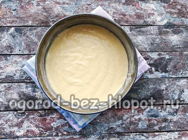 반죽의 절반을 팬에 붓습니다