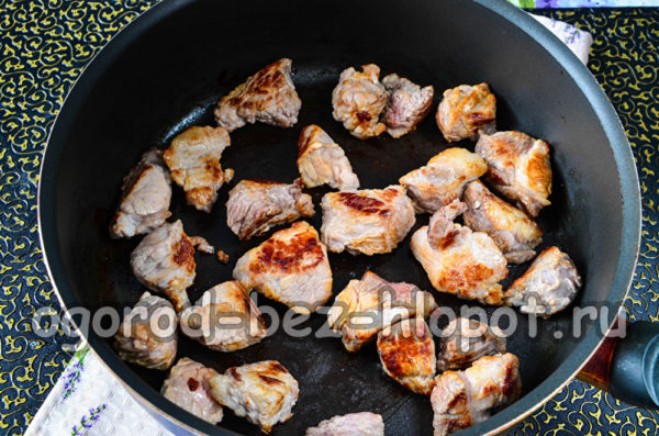 고기를 황금빛 갈색이 될 때까지 볶다