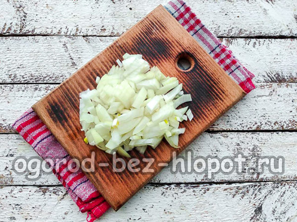 양파를 잘게 다진다