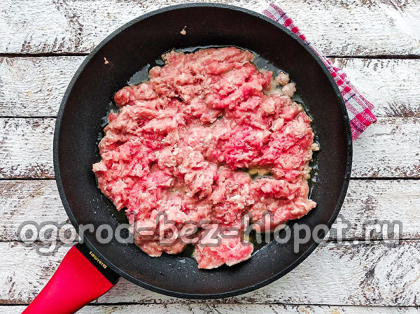 다진 고기를 볶다