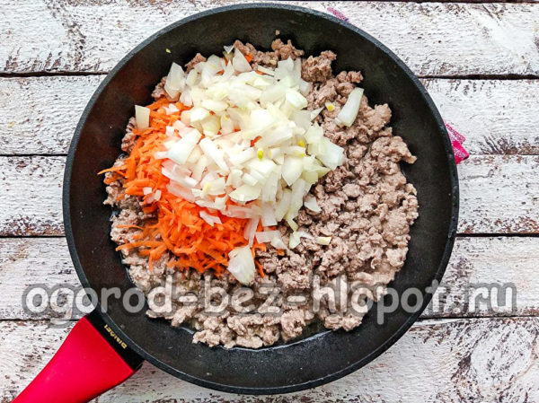 다진 고기에 야채를 추가하세요