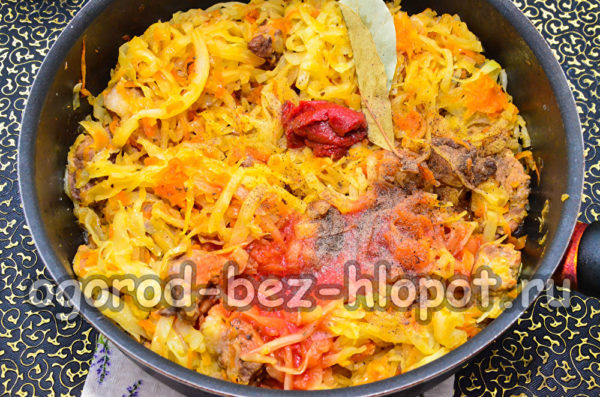 토마토와 향신료를 추가하세요