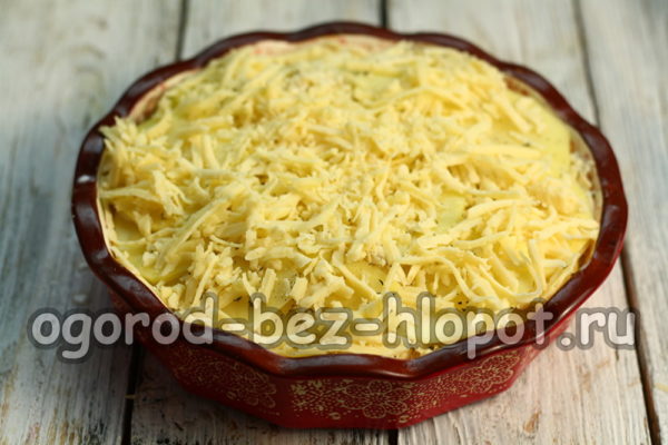 치즈를 뿌리고 버터 조각을 얹는다