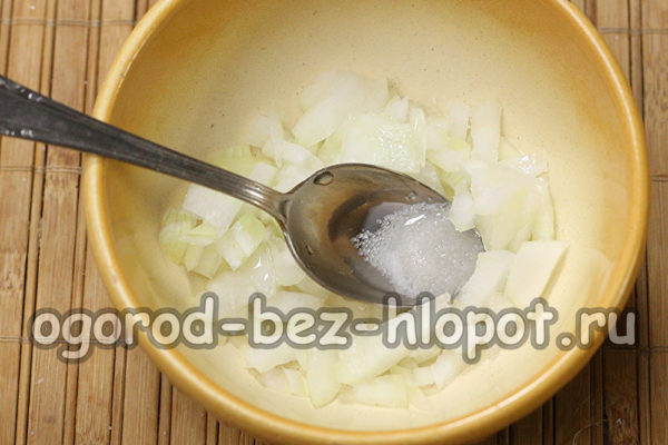 양파를 다져서 재워두세요