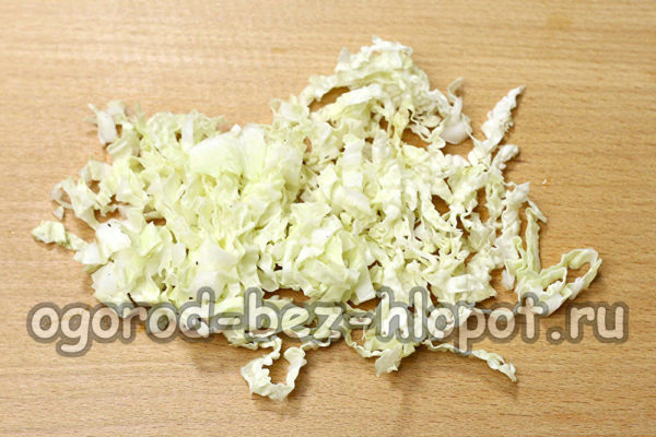 배추를 잘게 썬다