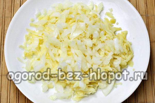 감자를 갈아서 양파를 넣어주세요