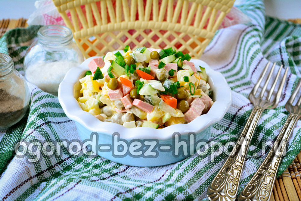 소시지와 신선한 오이를 곁들인 올리비에 샐러드