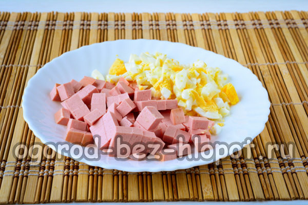 소시지와 계란을 자르다