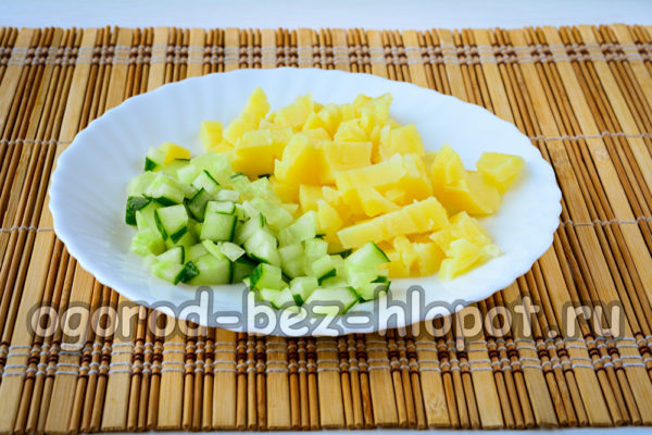 오이와 감자를 자르다