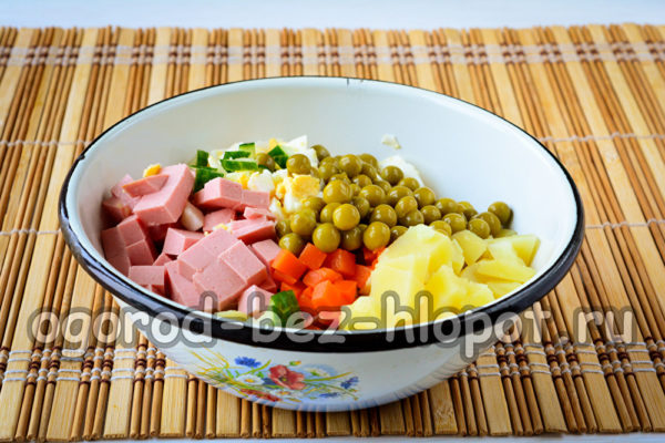 모든 재료를 그릇에 담고 완두콩을 넣으세요