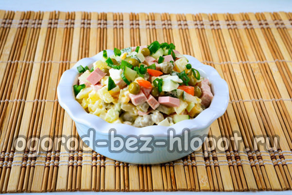 신선한 오이를 곁들인 올리비에 샐러드가 완성되었습니다.