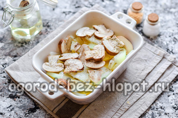 버섯에 향신료를 뿌립니다.