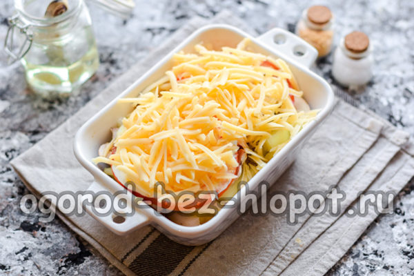 강판 치즈를 뿌린다