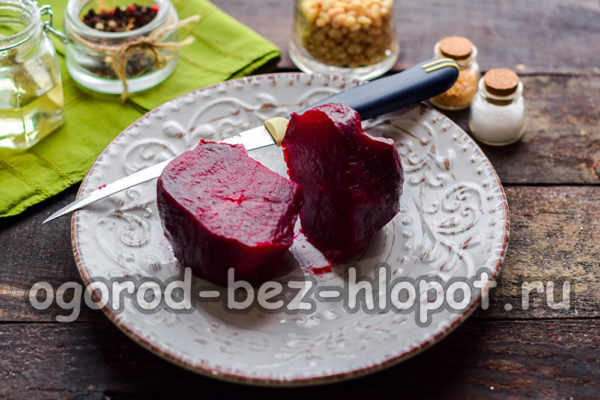 비트를 삶아서 껍질을 벗기다