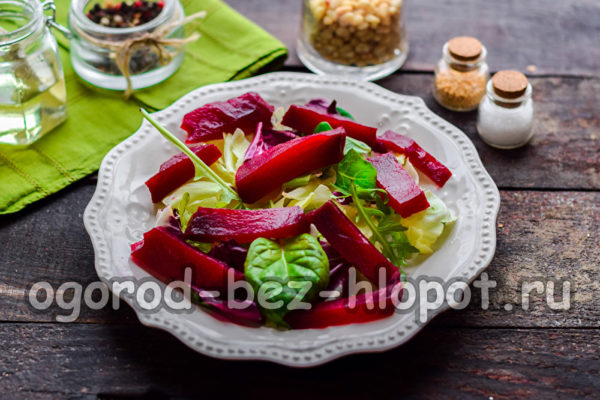 비트를 잘라서 샐러드에 올려주세요