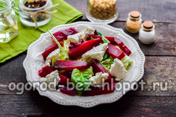 염소 치즈를 자르고 배열하다