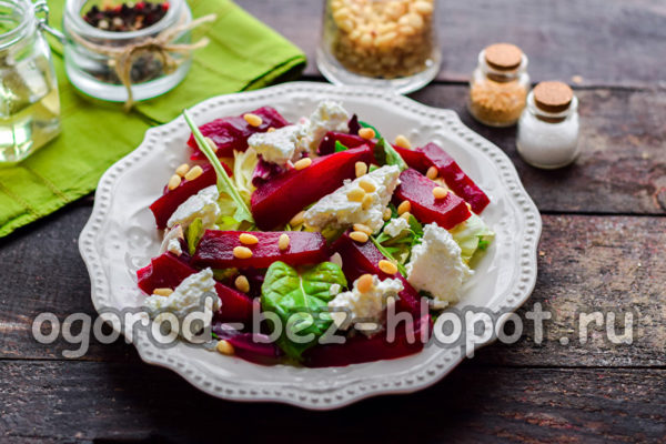 소나무 견과류를 뿌린다