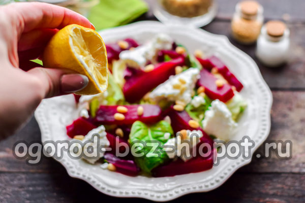 레몬즙을 뿌린다