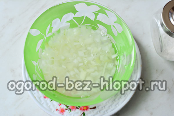 양파를 다져서 재워두세요