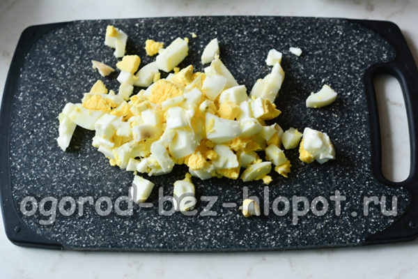 계란을 삶아서 껍질을 벗기고 다진다