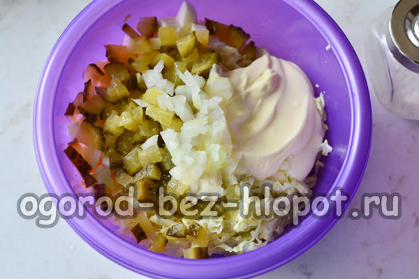 재료를 합치고 마요네즈로 양념한다