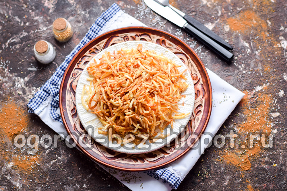 감자 짚을 곁들인 앤트힐 샐러드