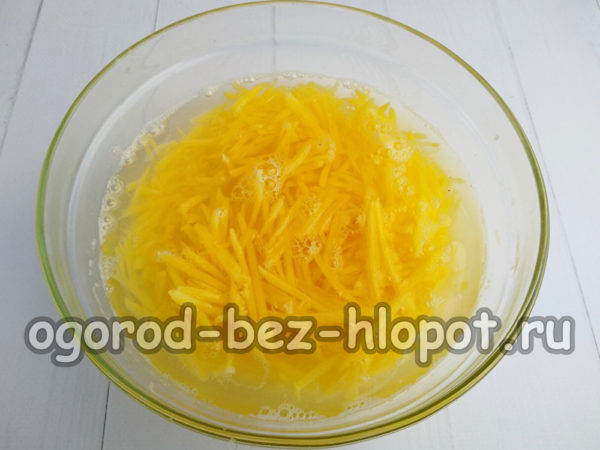 감자를 물에 담가두다